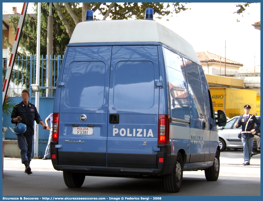 Polizia F3381
Polizia di Stato
Banda Musicale
Fiat Ducato II serie restyling
Parole chiave: Polizia di Stato;Polizia;PS;Banda Musicale;Fiat;Ducato;III serie;F3381