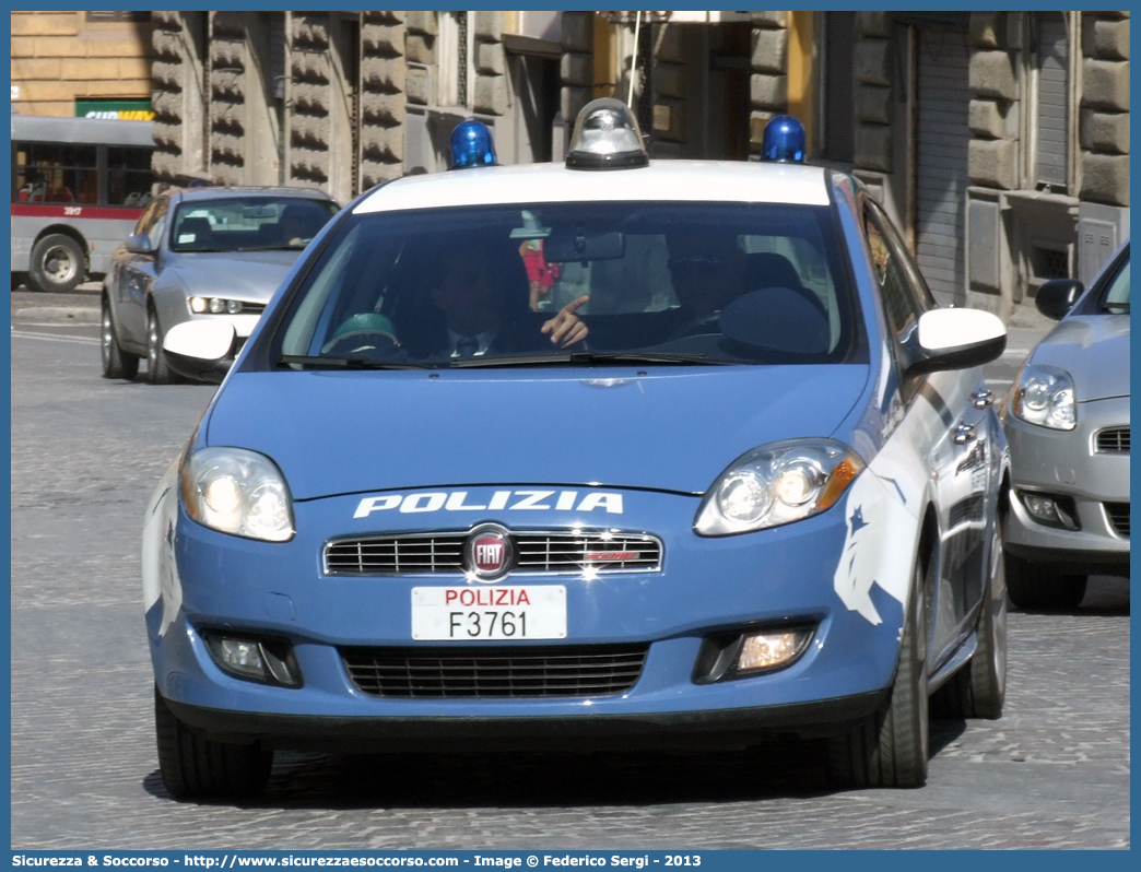 Polizia F3761
Polizia di Stato
Squadra Volante
Fiat Nuova Bravo
(unico esemplare livrea sperimentale)
Parole chiave: PS;P.S.;Polizia;Polizia di Stato;Squadra;Volante;Fiat;Nuova;Bravo;F3761