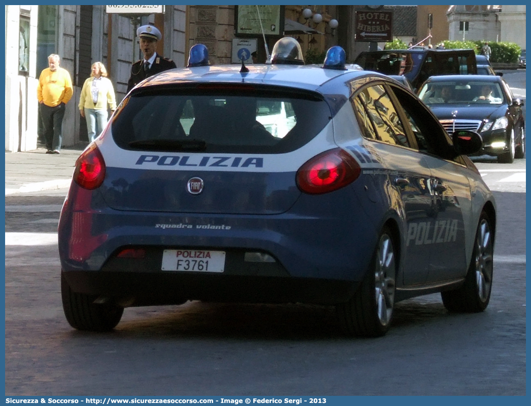 Polizia F3761
Polizia di Stato
Squadra Volante
Fiat Nuova Bravo
(unico esemplare livrea sperimentale)
Parole chiave: PS;P.S.;Polizia;Polizia di Stato;Squadra;Volante;Fiat;Nuova;Bravo;F3761