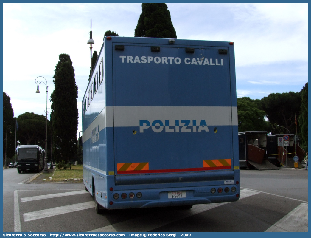 Polizia F5453
Polizia di Stato
Polizia a Cavallo
Iveco EuroCargo 160E28 II serie
Allestitore Valli S.r.l.
Parole chiave: PS;P.S.;Polizia;di;Stato;Trasporto;Cavallo;Cavalli;Iveco;EuroCargo;160E28;Valli