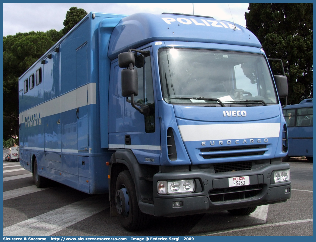 Polizia F5453
Polizia di Stato
Polizia a Cavallo
Iveco EuroCargo 160E28 II serie
Allestitore Valli S.r.l.
Parole chiave: PS;P.S.;Polizia;di;Stato;Trasporto;Cavallo;Cavalli;Iveco;EuroCargo;160E28;Valli