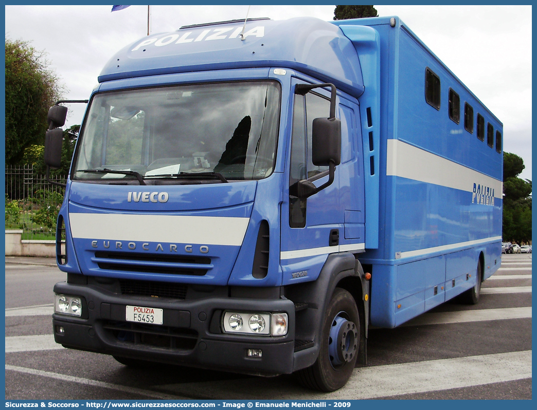 Polizia F5453
Polizia di Stato
Polizia a Cavallo
Iveco EuroCargo 160E28 II serie
Allestitore Valli S.r.l.
Parole chiave: PS;P.S.;Polizia;di;Stato;Trasporto;Cavallo;Cavalli;Iveco;EuroCargo;160E28;Valli