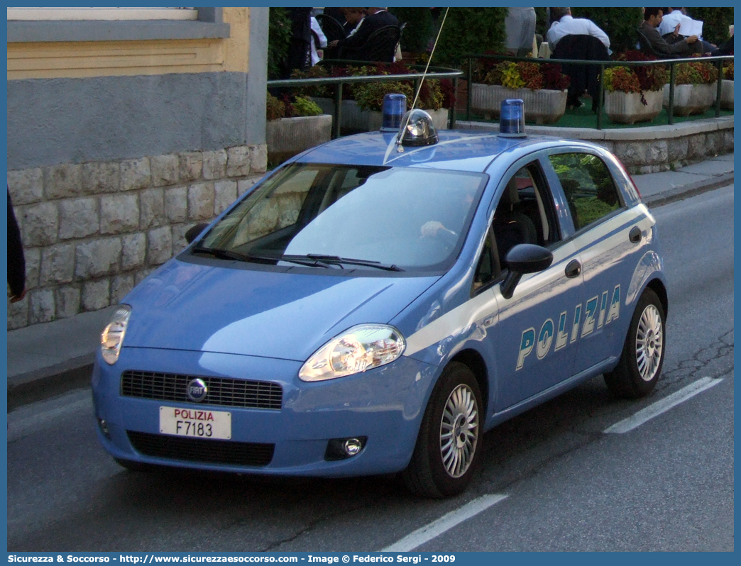 Polizia F7183
Polizia di Stato
Fiat Grande Punto
Parole chiave: PS;P.S.;Polizia;di;Stato;Pubblica;Sicurezza;Fiat;Grande;Punto