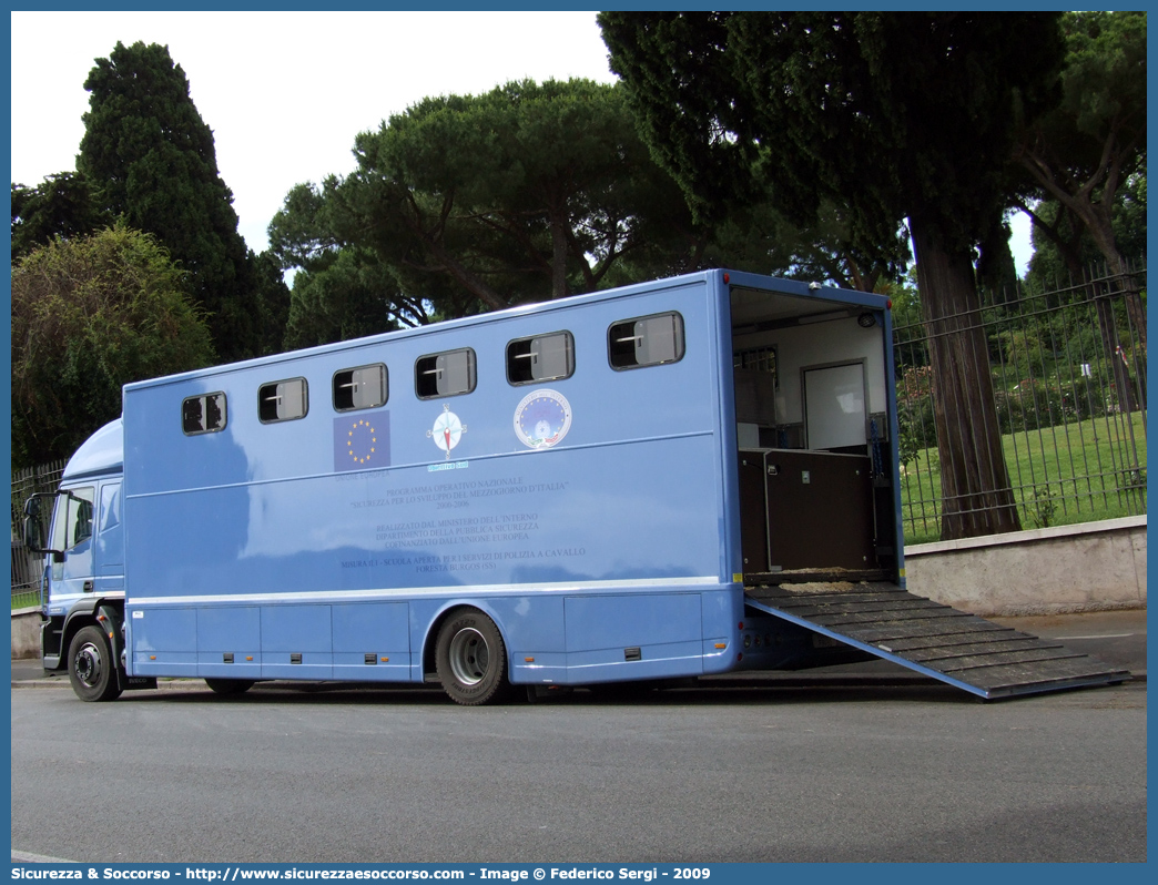 Polizia F9495
Polizia di Stato
Polizia a Cavallo
Iveco EuroCargo 160E28 II serie
Allestitore Valli S.r.l.
Parole chiave: PS;P.S.;Polizia;di;Stato;Trasporto;Cavallo;Cavalli;Iveco;EuroCargo;160E28;Valli