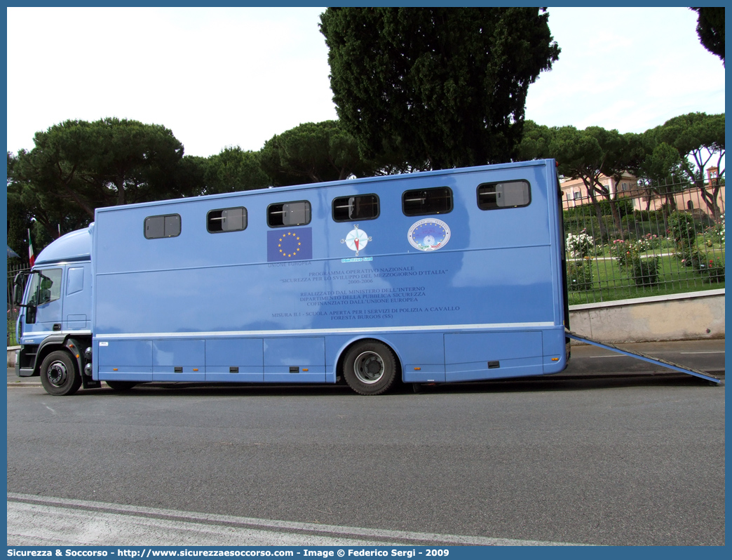 Polizia F9495
Polizia di Stato
Polizia a Cavallo
Iveco EuroCargo 160E28 II serie
Allestitore Valli S.r.l.
Parole chiave: PS;P.S.;Polizia;di;Stato;Trasporto;Cavallo;Cavalli;Iveco;EuroCargo;160E28;Valli