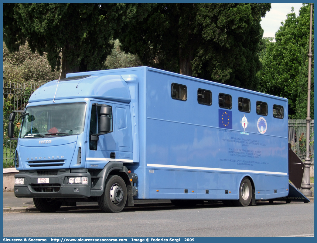 Polizia F9495
Polizia di Stato
Polizia a Cavallo
Iveco EuroCargo 160E28 II serie
Allestitore Valli S.r.l.
Parole chiave: PS;P.S.;Polizia;di;Stato;Trasporto;Cavallo;Cavalli;Iveco;EuroCargo;160E28;Valli