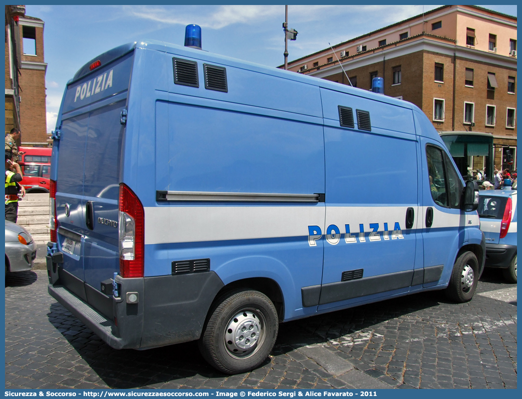 Polizia H1962
Polizia di Stato
Polizia a Cavallo
Fiat Ducato III serie
Parole chiave: Polizia di Stato;Polizia;PS;Polizia a Cavallo;Fiat;Ducato X250;H1962