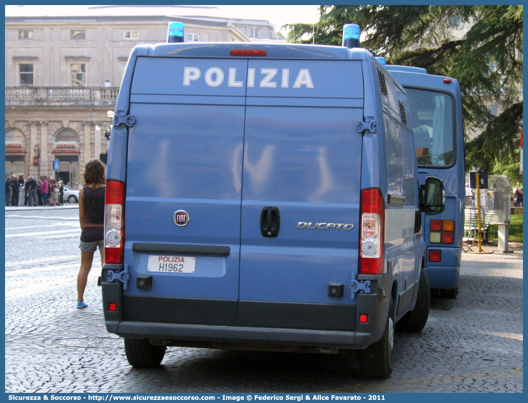 Polizia H1962
Polizia di Stato
Polizia a Cavallo
Fiat Ducato III serie
Parole chiave: Polizia di Stato;Polizia;PS;Polizia a Cavallo;Fiat;Ducato X250;H1962