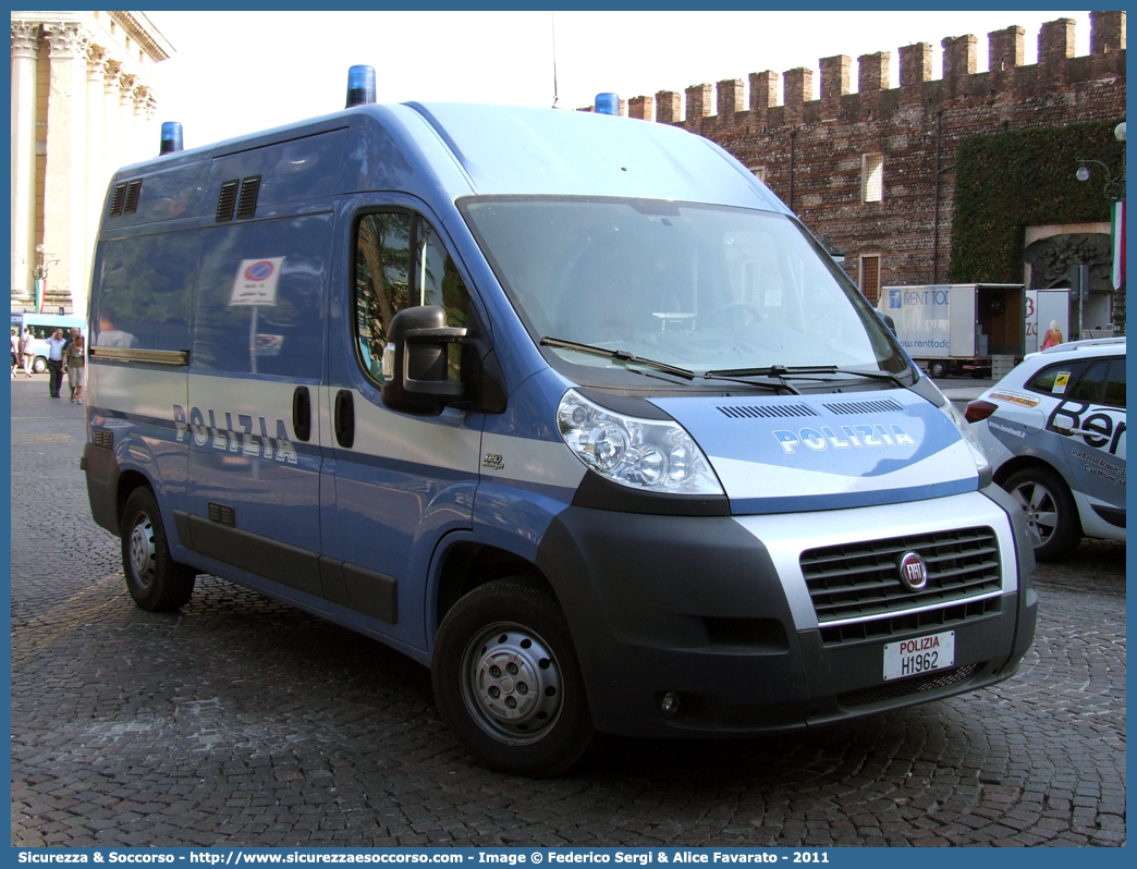 Polizia H1962
Polizia di Stato
Polizia a Cavallo
Fiat Ducato III serie
Parole chiave: Polizia di Stato;Polizia;PS;Polizia a Cavallo;Fiat;Ducato X250;H1962