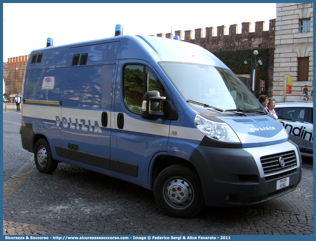 Polizia H1962
Polizia di Stato
Polizia a Cavallo
Fiat Ducato III serie
Parole chiave: Polizia di Stato;Polizia;PS;Polizia a Cavallo;Fiat;Ducato X250;H1962