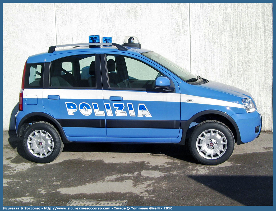 Polizia H3086
Polizia di Stato
Fiat Nuova Panda 4x4 I serie restyling
Parole chiave: PS;P.S.;Polizia;di;Stato;Polizia;Fiat;Nuova;Panda;4x4;H3086