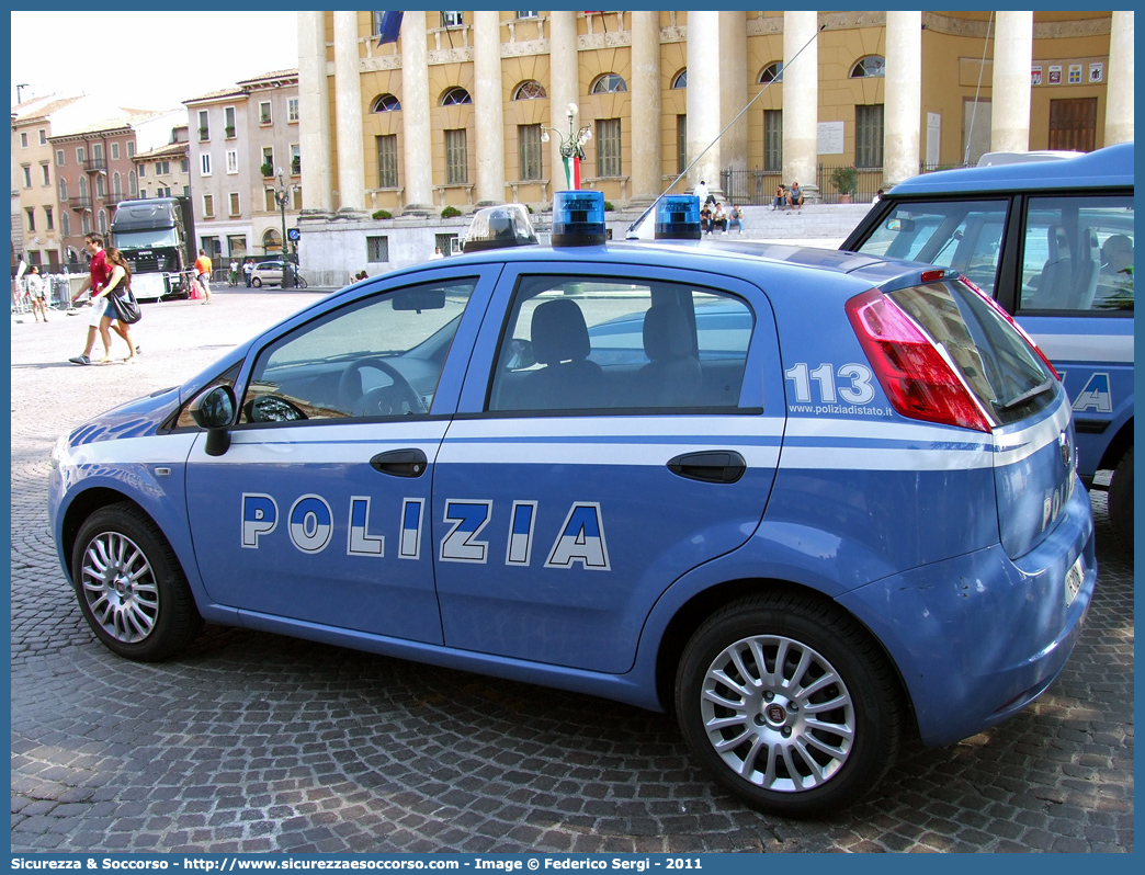 Polizia H3128
Polizia di Stato
Fiat Grande Punto
Parole chiave: PS;P.S.;Polizia;di;Stato;Pubblica;Sicurezza;Fiat;Grande;Punto