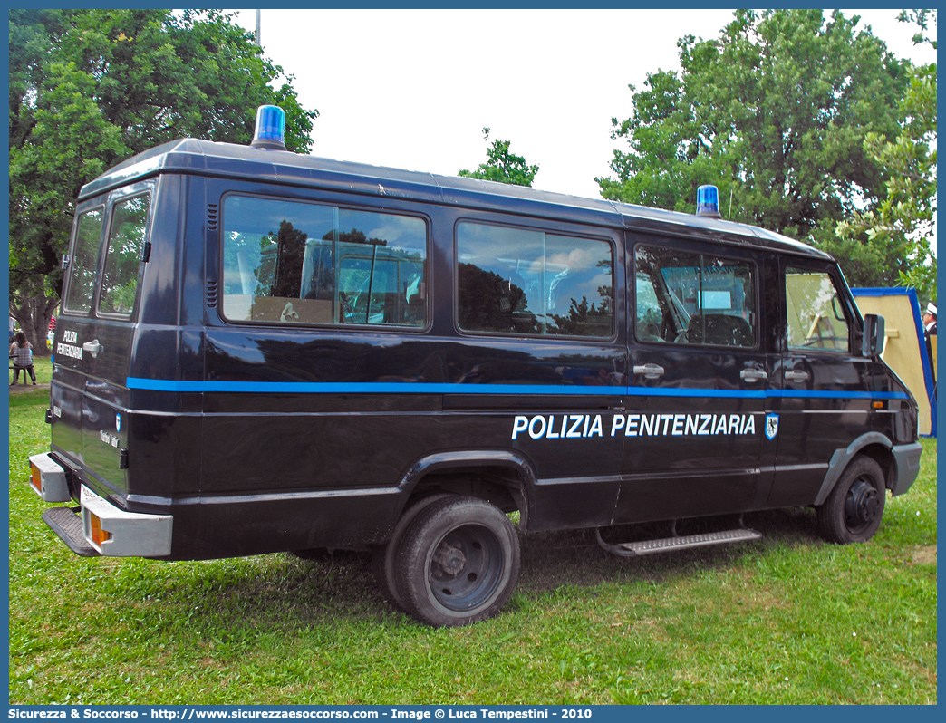 Polizia Penitenziaria 604AA
Polizia Penitenziaria
Iveco Daily 35-10 II serie

Parole chiave: PolPen;Pol.Pen.;AdiC;A.diC.;Agenti di Custodia;Polizia Penitenziaria;Iveco;Daily;30.8 II serie;604AA