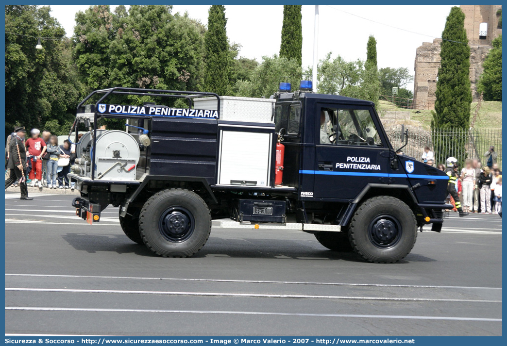 Polizia Penitenziaria 911AD
Polizia Penitenziaria
Nucleo Traduzioni e Piantonamenti
Iveco 40-10WM VM90

Parole chiave: 911AD;Polizia Penitenziaria;Nucleo Traduzioni e Piantonamenti;Iveco 40-10WM VM90