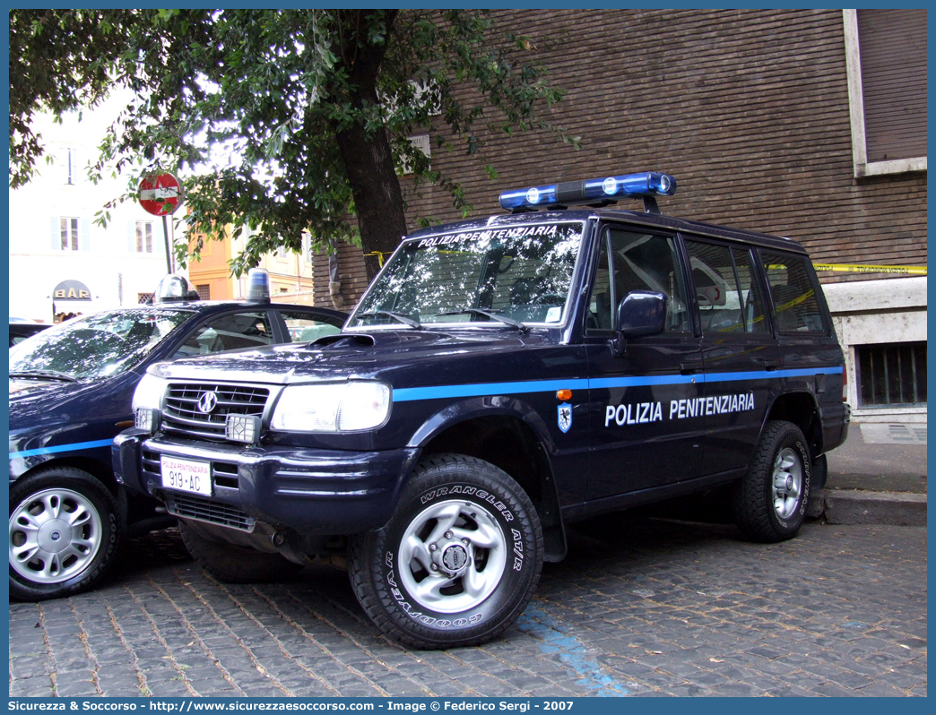 Polizia Penitenziaria 919AC
Polizia Penitenziaria
Nucleo Traduzioni e Piantonamenti
Hyundai Galloper
Parole chiave: PolPen;Pol.Pen.;AdiC;A.diC.;Agenti;di;Custodia;Polizia;Penitenziaria;Hyundai;Galloper;919AC