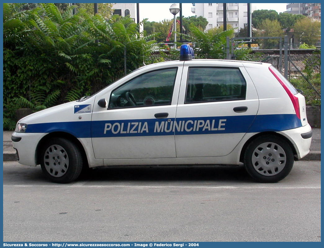 -
Polizia Municipale
Comune di Potenza Picena
Fiat Punto II serie
Parole chiave: Polizia;Locale;Municipale;Potenza Picena;Fiat;Punto