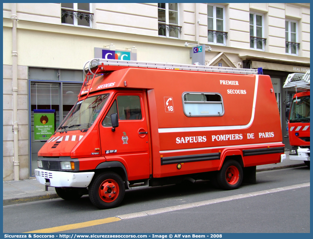 PS 83
République Française
Sapeurs Pompiers de Paris
Premier Secours
Renault B110 
Parole chiave: République;Française;Sapeurs;Pompiers;Paris;PS;Premier;Secours;Renault;B110