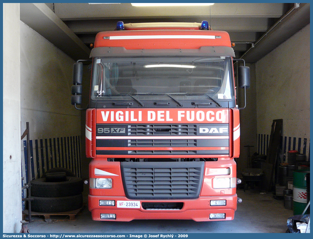 VF 23934
Corpo Nazionale Vigili del Fuoco
DAF XF95
Parole chiave: VVF;V.V.F.;Corpo;Nazionale;Vigili;del;Fuoco;DAF;95;XF