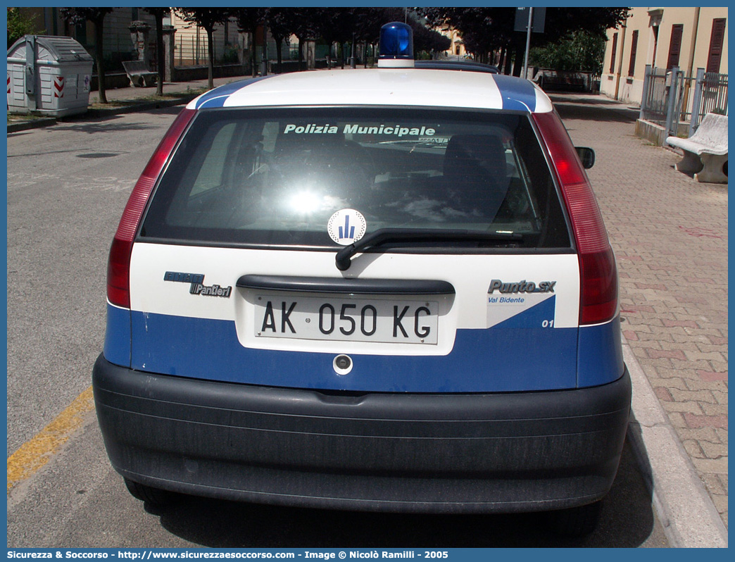 -
Polizia Municipale
Servizio Associato Val Bidente
Fiat Punto I serie
Parole chiave: Polizia;Locale;Municipale;Val Bidente;Valbidente;Civitella di Romagna;Galeata;Santa Sofia;Fiat;Punto