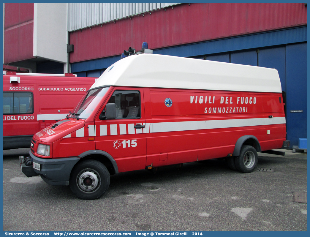 VF 20096
Corpo Nazionale Vigili del Fuoco
Nucleo Soccorso Subacqueo e Acquatico
Iveco Daily 59-12 II serie
Parole chiave: VVF;V.V.F.;Corpo;Nazionale;Vigili;del;Fuoco;Iveco;Daily;59-12;59.12;NSSA;N.S.S.A.;Soccorso;Subacqueo;Acquatico;Sommozzatori;Subacquei