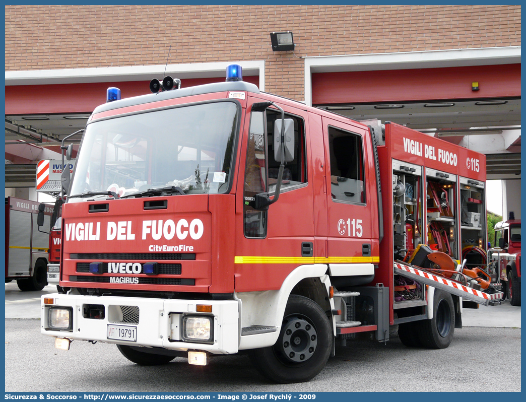 VF 19791
Corpo Nazionale Vigili del Fuoco
Iveco Magirus CityEuroFire
100E21 I serie
Parole chiave: VVF;V.V.F.;Corpo;Nazionale;Vigili;del;Fuoco;AutoPompaSerbatoio;APS;A.P.S.;Iveco;Magirus;EuroFire;100E21