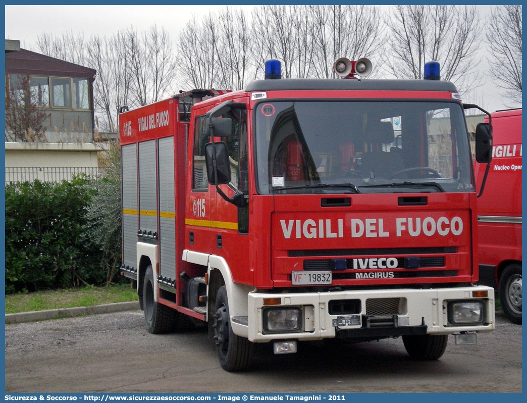 VF 19832
Corpo Nazionale Vigili del Fuoco
Iveco Magirus CityEuroFire
100E21 I serie
Parole chiave: VVF;V.V.F.;Corpo;Nazionale;Vigili;del;Fuoco;AutoPompaSerbatoio;APS;A.P.S.;Iveco;Magirus;EuroFire;100E21