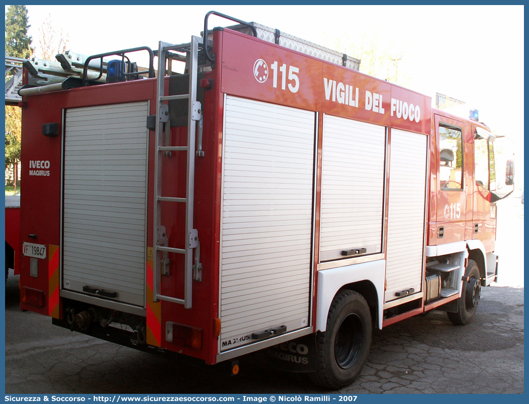 VF 19847
Corpo Nazionale Vigili del Fuoco
Iveco Magirus CityEuroFire
100E21 I serie
Parole chiave: VVF;V.V.F.;Corpo;Nazionale;Vigili;del;Fuoco;AutoPompaSerbatoio;APS;A.P.S.;Iveco;Magirus;EuroFire;100E21