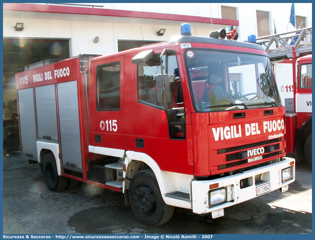 VF 19847
Corpo Nazionale Vigili del Fuoco
Iveco Magirus CityEuroFire
100E21 I serie
Parole chiave: VVF;V.V.F.;Corpo;Nazionale;Vigili;del;Fuoco;AutoPompaSerbatoio;APS;A.P.S.;Iveco;Magirus;EuroFire;100E21