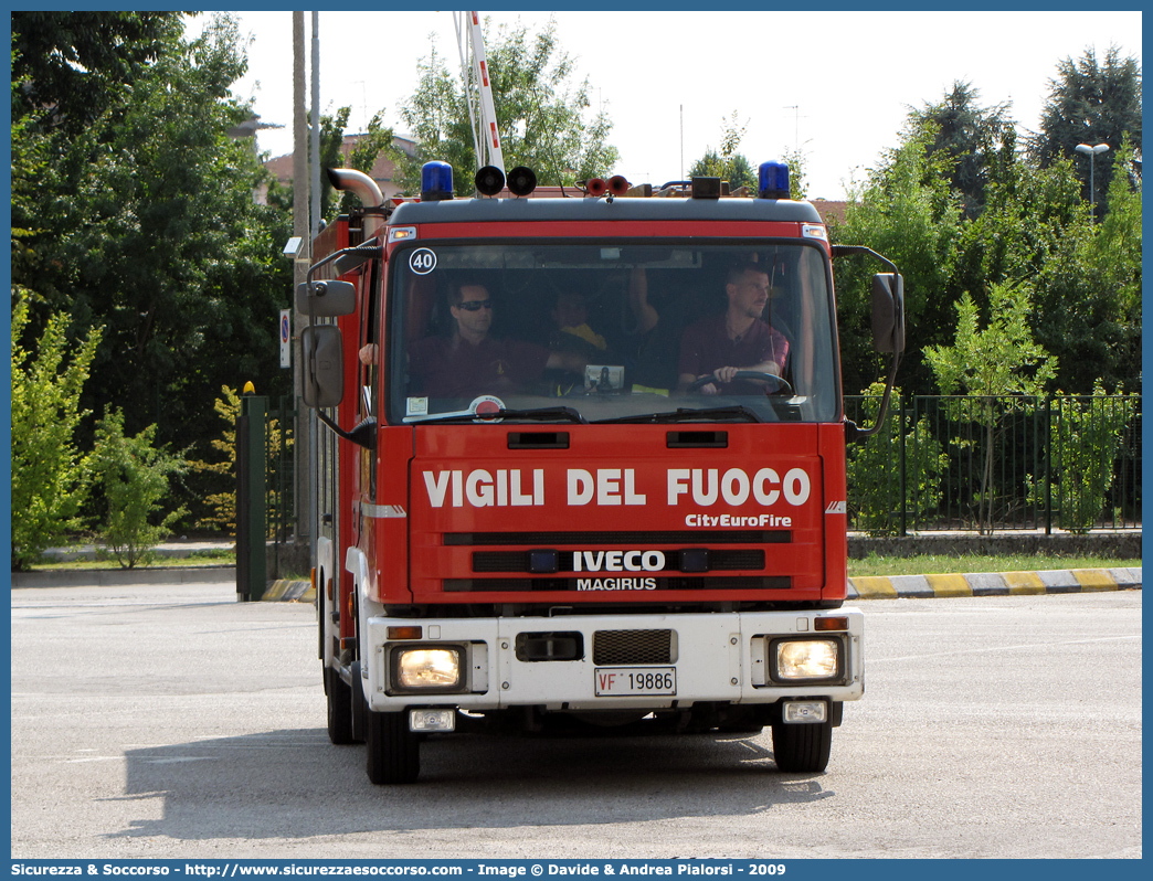 VF 19886
Corpo Nazionale Vigili del Fuoco
Iveco Magirus CityEuroFire
100E21 I serie
Parole chiave: VVF;V.V.F.;Corpo;Nazionale;Vigili;del;Fuoco;AutoPompaSerbatoio;APS;A.P.S.;Iveco;Magirus;EuroFire;100E21