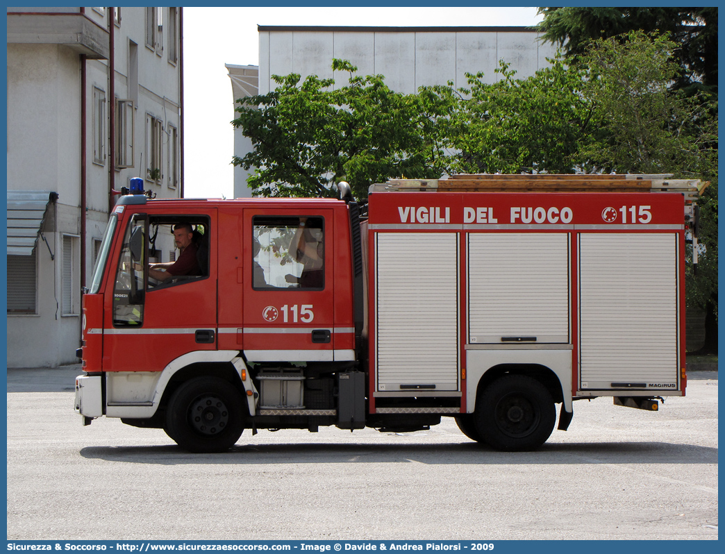 VF 19886
Corpo Nazionale Vigili del Fuoco
Iveco Magirus CityEuroFire
100E21 I serie
Parole chiave: VVF;V.V.F.;Corpo;Nazionale;Vigili;del;Fuoco;AutoPompaSerbatoio;APS;A.P.S.;Iveco;Magirus;EuroFire;100E21