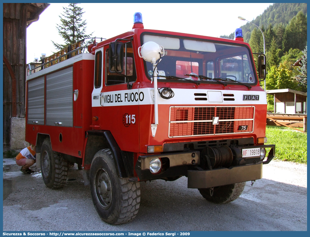 VF 19918
Corpo Nazionale Vigili del Fuoco
Fiat Iveco 75PC
Allestitore Rosenbauer International AG.
(variante)
Parole chiave: VVF;V.V.F.;Corpo;Nazionale;Vigili;del;Fuoco;AutoPompaSerbatoio;APS;AutoPompa;Fiat;Iveco;75;PC;Rosenbauer