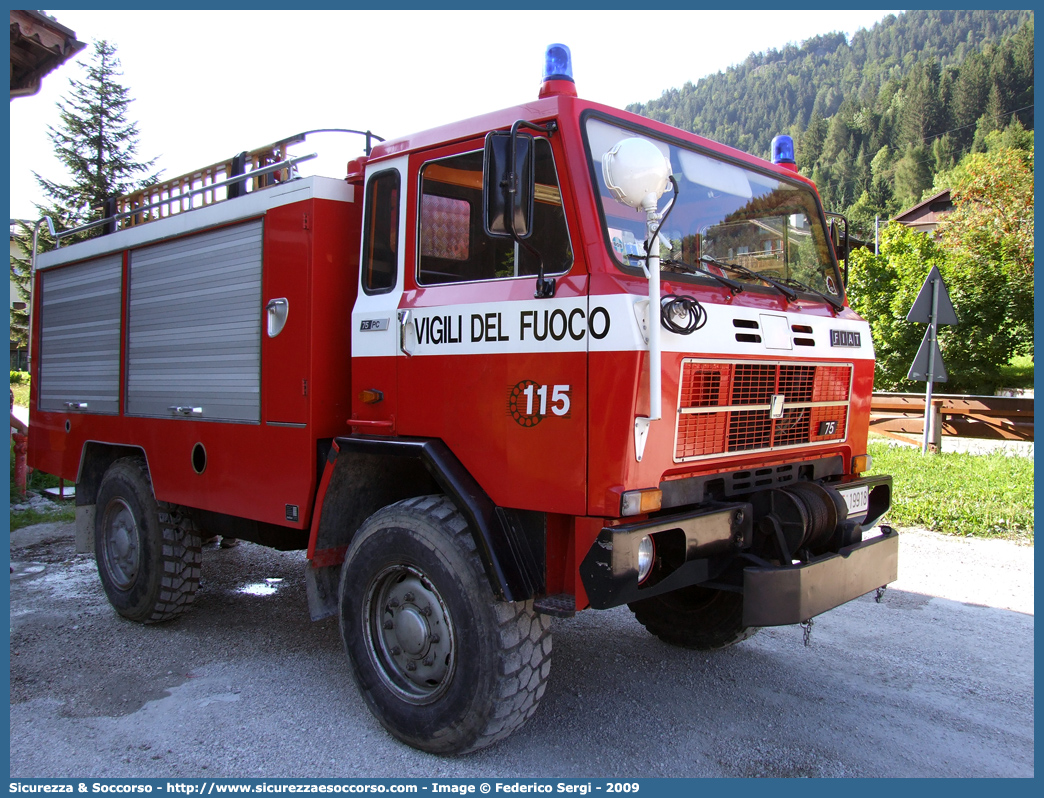 VF 19918
Corpo Nazionale Vigili del Fuoco
Fiat Iveco 75PC
Allestitore Rosenbauer International AG.
(variante)
Parole chiave: VVF;V.V.F.;Corpo;Nazionale;Vigili;del;Fuoco;AutoPompaSerbatoio;APS;AutoPompa;Fiat;Iveco;75;PC;Rosenbauer