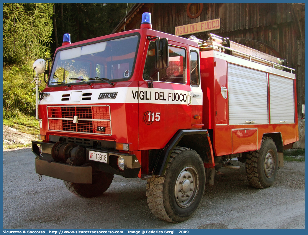 VF 19918
Corpo Nazionale Vigili del Fuoco
Fiat Iveco 75PC
Allestitore Rosenbauer International AG.
(variante)
Parole chiave: VVF;V.V.F.;Corpo;Nazionale;Vigili;del;Fuoco;AutoPompaSerbatoio;APS;AutoPompa;Fiat;Iveco;75;PC;Rosenbauer