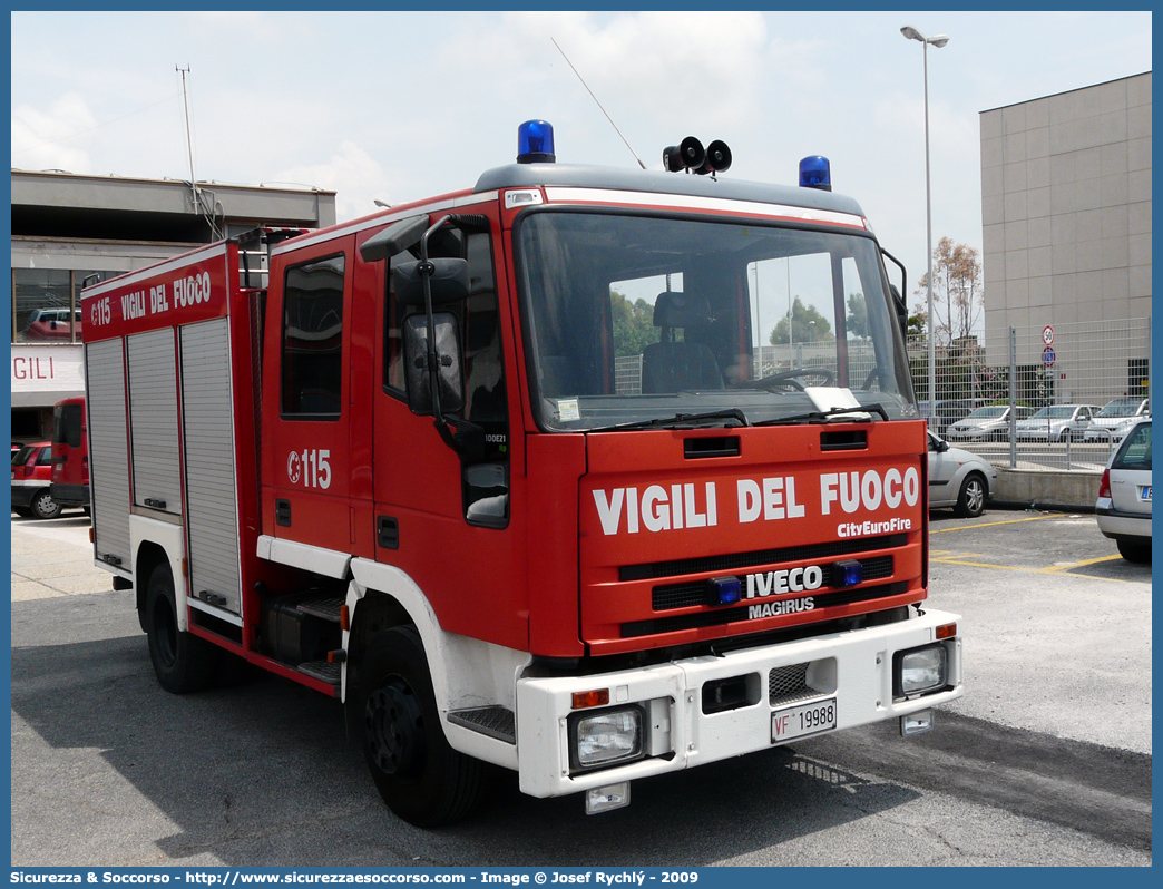 VF 19988
Corpo Nazionale Vigili del Fuoco
Iveco Magirus CityEuroFire
100E21 I serie
Parole chiave: VVF;V.V.F.;Corpo;Nazionale;Vigili;del;Fuoco;AutoPompaSerbatoio;APS;A.P.S.;Iveco;Magirus;EuroFire;100E21