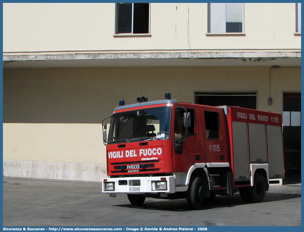 VF 20163
Corpo Nazionale Vigili del Fuoco
Iveco Magirus CityEuroFire
100E21 I serie
Parole chiave: VVF;V.V.F.;Corpo;Nazionale;Vigili;del;Fuoco;AutoPompaSerbatoio;APS;A.P.S.;Iveco;Magirus;EuroFire;100E21