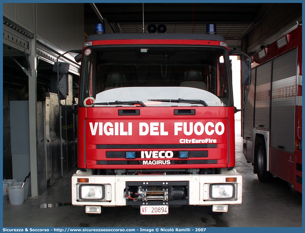 VF 20894
Corpo Nazionale Vigili del Fuoco
Iveco Magirus CityEuroFire
100E21 I serie
Parole chiave: VVF;V.V.F.;Corpo;Nazionale;Vigili;del;Fuoco;AutoPompaSerbatoio;APS;A.P.S.;Iveco;Magirus;EuroFire;100E21