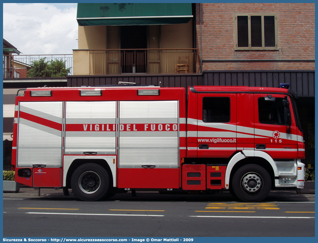 VF 24445
Corpo Nazionale Vigili del Fuoco
Mercedes Benz Actros 1841
Allestitore BAI S.r.l.
Parole chiave: VVF;V.V.F.;Corpo;Nazionale;Vigili;del;Fuoco;AutoPompaSerbatoio;APS;A.P.S.;Mercedes Benz;Actros;1841;BAI