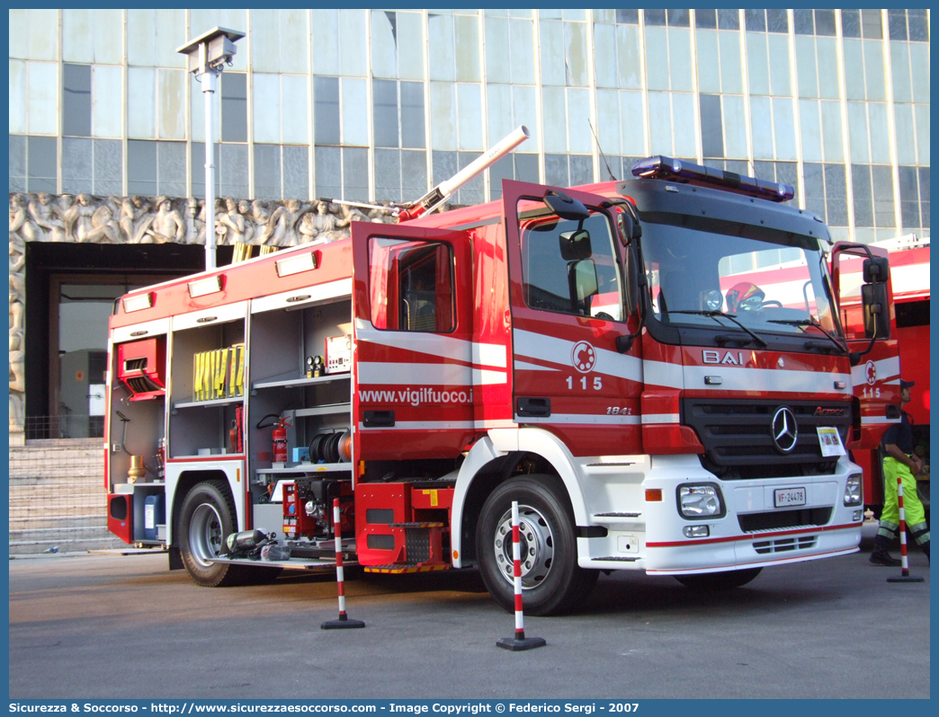 VF 24478
Corpo Nazionale Vigili del Fuoco
Mercedes Benz Actros 1841
Allestitore BAI S.r.l.
Parole chiave: VVF;V.V.F.;Corpo;Nazionale;Vigili;del;Fuoco;AutoPompaSerbatoio;APS;A.P.S.;Mercedes Benz;Actros;1841;BAI