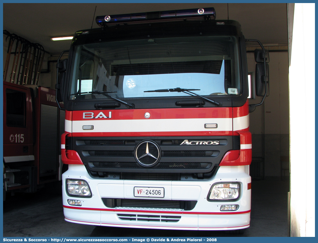 VF 24506
Corpo Nazionale Vigili del Fuoco
Mercedes Benz Actros 1841
Allestitore BAI S.r.l.
Parole chiave: VVF;V.V.F.;Corpo;Nazionale;Vigili;del;Fuoco;AutoPompaSerbatoio;APS;A.P.S.;Mercedes Benz;Actros;1841;BAI