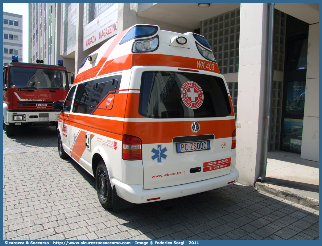 575 (WK 403)
Croce Bianca - Weisses Kreuz
Sezione di Bolzano - Sektion Bozen
Volkswagen Transporter T5 
Allestitore Ambulanz Mobile GmbH & Co. KG
Parole chiave: Croce Bianca;Weisses Kreuz;WK;Sezione;Bolzano;Sektion;Bozen;Volkswagen;Transporter;T5;Ambulanz Mobile