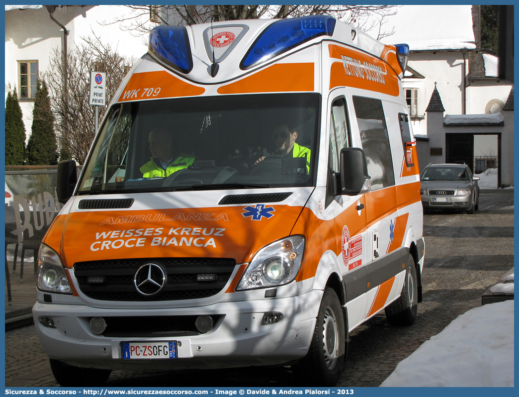 621 (WK 705)
Croce Bianca - Weisses Kreuz
Sezione di Bolzano - Sektion Bozen
Mercedes Benz Sprinter II serie
Allestitore Ambulanz Mobile GmbH & Co. KG
Parole chiave: Croce Bianca;Weisses Kreuz;WK;Sezione;Bolzano;Sektion;Bozen;Mercedes Benz;Sprinter;Ambulanz Mobile