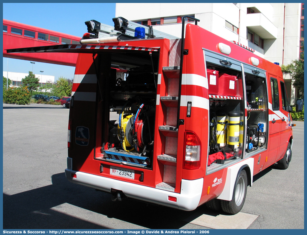 VF 23942
Corpo Nazionale Vigili del Fuoco
Mercedes Benz Sprinter 416 I serie restyling
Allestitore BAI S.r.l.
Parole chiave: Corpo;Nazionale;Vigili del Fuoco;Vigili;Fuoco;Polisoccorso;Mercedes Benz;Sprinter;416;BAI;B.A.I.;Tecnica;VF23942;VF 23942