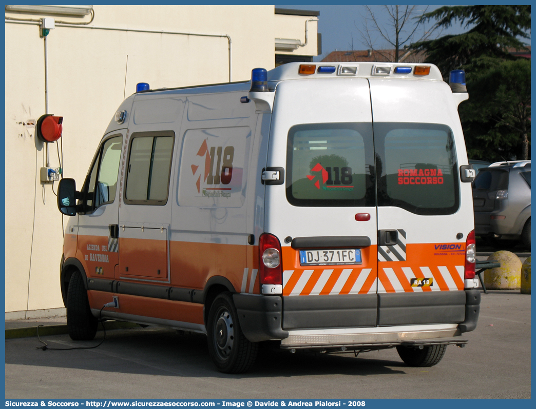 RA 19
118 Romagna Soccorso
Ambito Territoriale di Ravenna
Renault Master III serie
Allestitore Vision S.r.l.
Parole chiave: Renault;Master;118;Romagna;Ravenna;Soccorso;Ambulanza;Autoambulanza;Vision