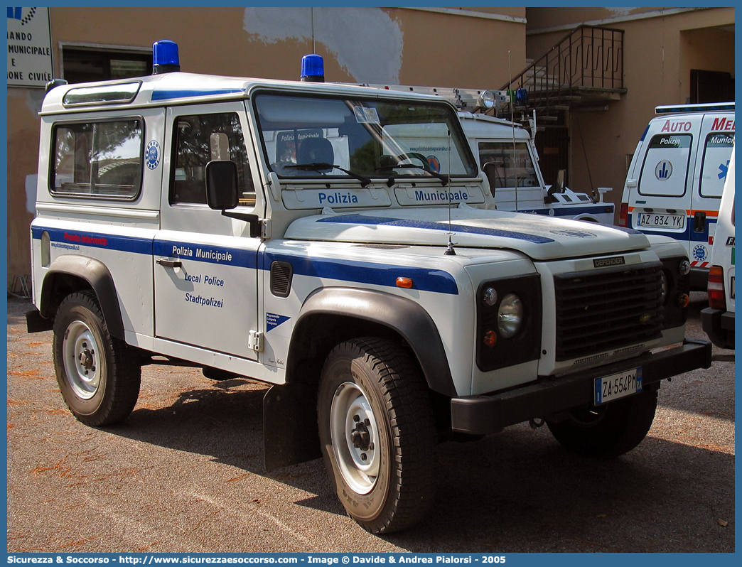 -
Polizia Municipale
Corpo Unico Bagnacavallo,
Cotignola e Fusignano
Land Rover Defender 90
Parole chiave: Polizia;Locale;Municipale;Bagnacavallo;Cotignola;Fusignano;Land Rover;Defender;90