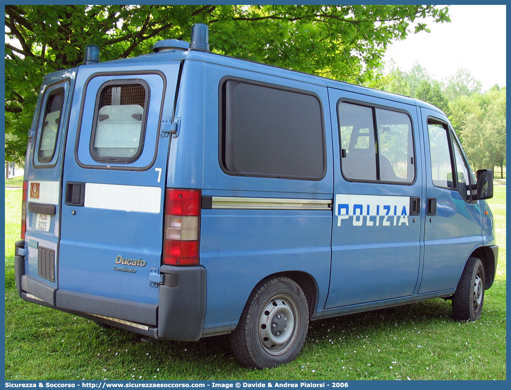 Polizia B3225
Polizia di Stato
Reparto Mobile
Cinofili
Fiat Ducato II serie
Parole chiave: Polizia;Stato;PS;P.S.;Reparto;Mobile;Cinofili;Fiat;Ducato