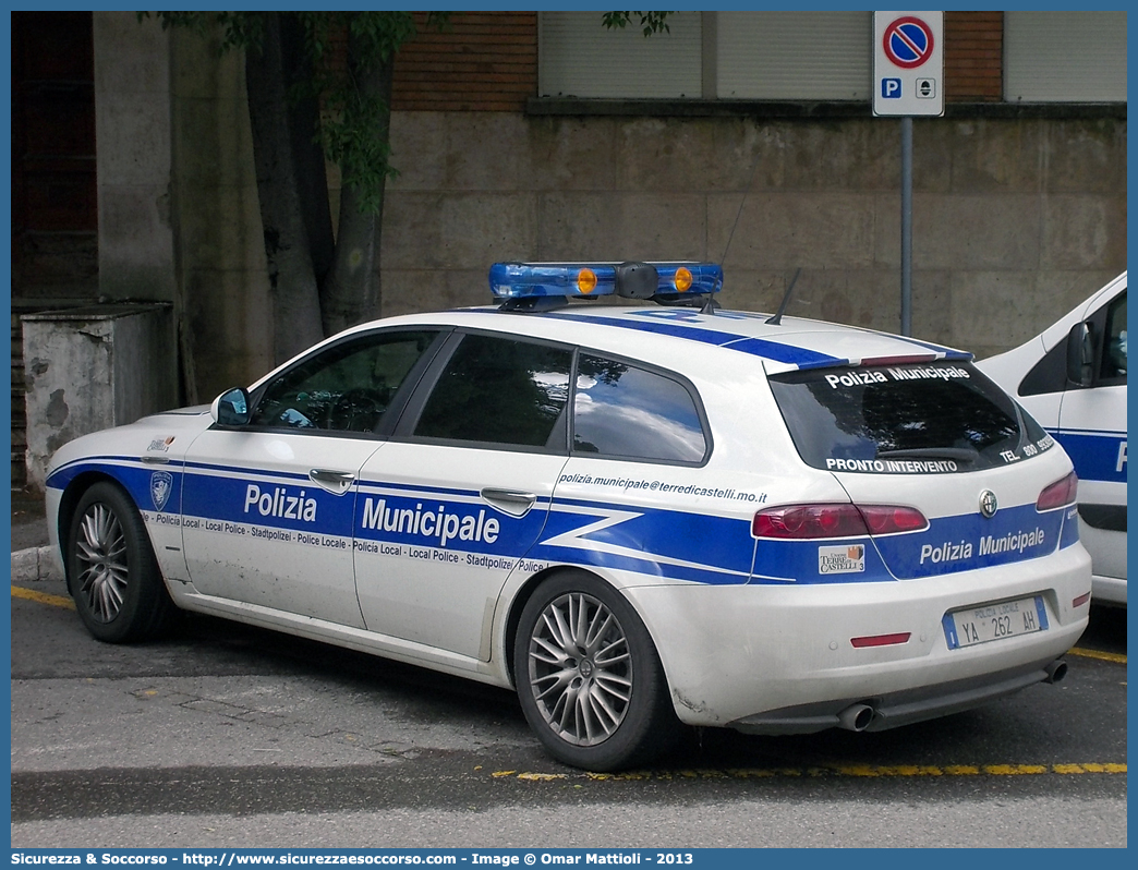 Polizia Locale YA262AH
Polizia Municipale
Unione Terre di Castelli
Alfa Romeo 159 Sportwagon
Allestitore Bertazzoni S.r.l.
(variante)
Parole chiave: Polizia;Locale;Municipale;Terre di Castelli;Castelnuovo Rangone;Spilamberto;Savignano sul Panaro;Vignola;Castelvetro di Modena;Marano sul Panaro;Guiglia;Zocca;Alfa Romeo;159;Sportwagon;YA262AH;YA 262 AH;Bertazzoni