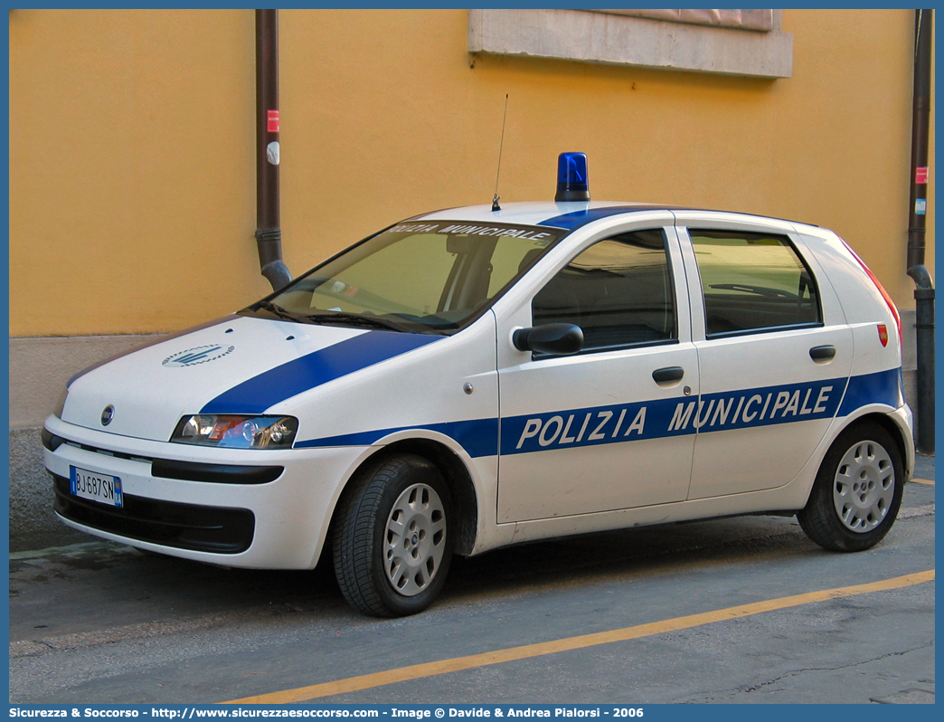 -
Polizia Municipale
Comune di Brisighella
Fiat Punto II serie
Parole chiave: Polizia;Municipale;Locale;Brisighella;Fiat;Punto