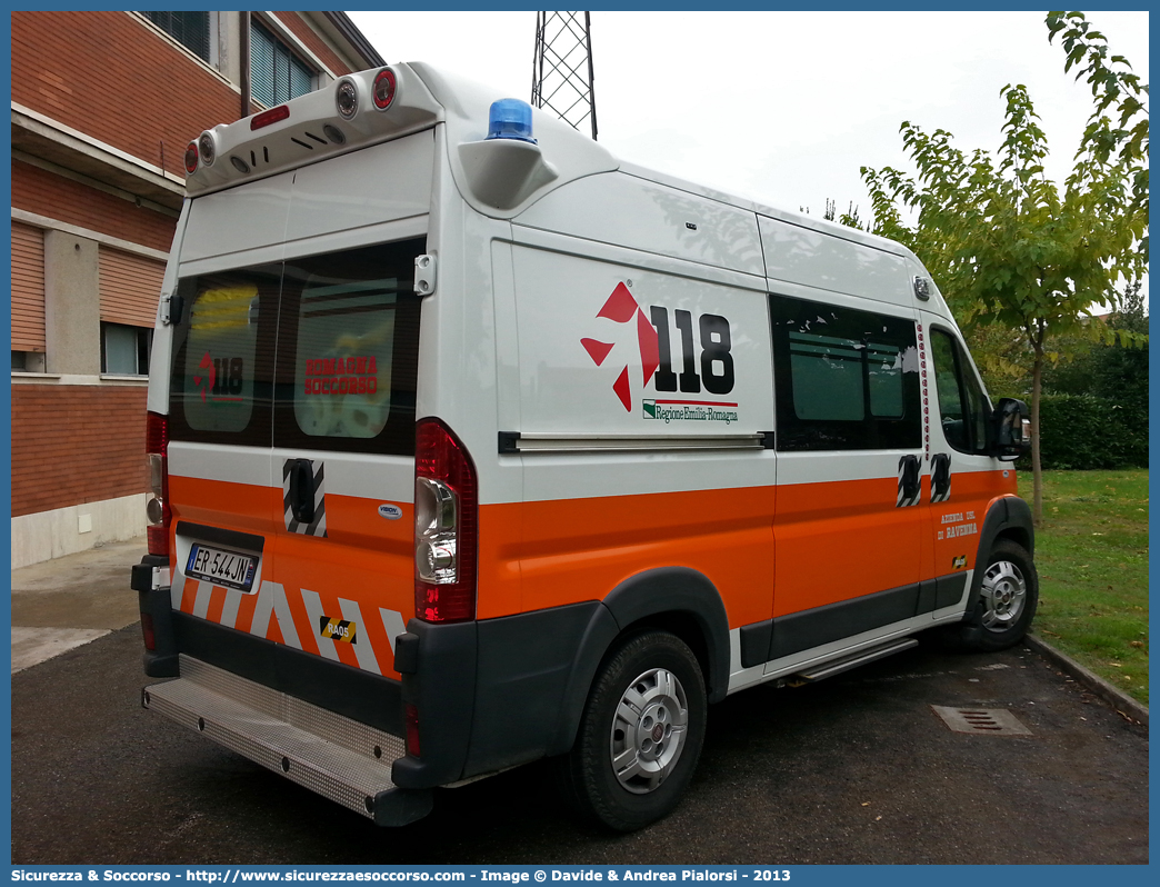 RA 05
118 Romagna Soccorso
Ambito Territoriale di Ravenna
Fiat Ducato III serie
Allestitore Vision S.r.l.
Parole chiave: 118;Romagna;Ravenna;Soccorso;Ambulanza;Autoambulanza;Fiat;Ducato;X250;X 250;Vision