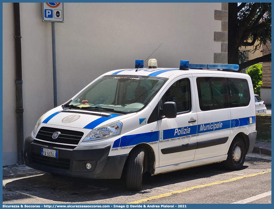 Polizia Locale YA653AJ
Polizia Municipale
Comune di Sarsina
Fiat Scudo IV serie
Allestitore Focaccia Group S.r.l.
Parole chiave: Polizia;Locale;Municipale;Sarsina;Fiat;Scudo;Focaccia;YA653AJ;YA 653 AJ