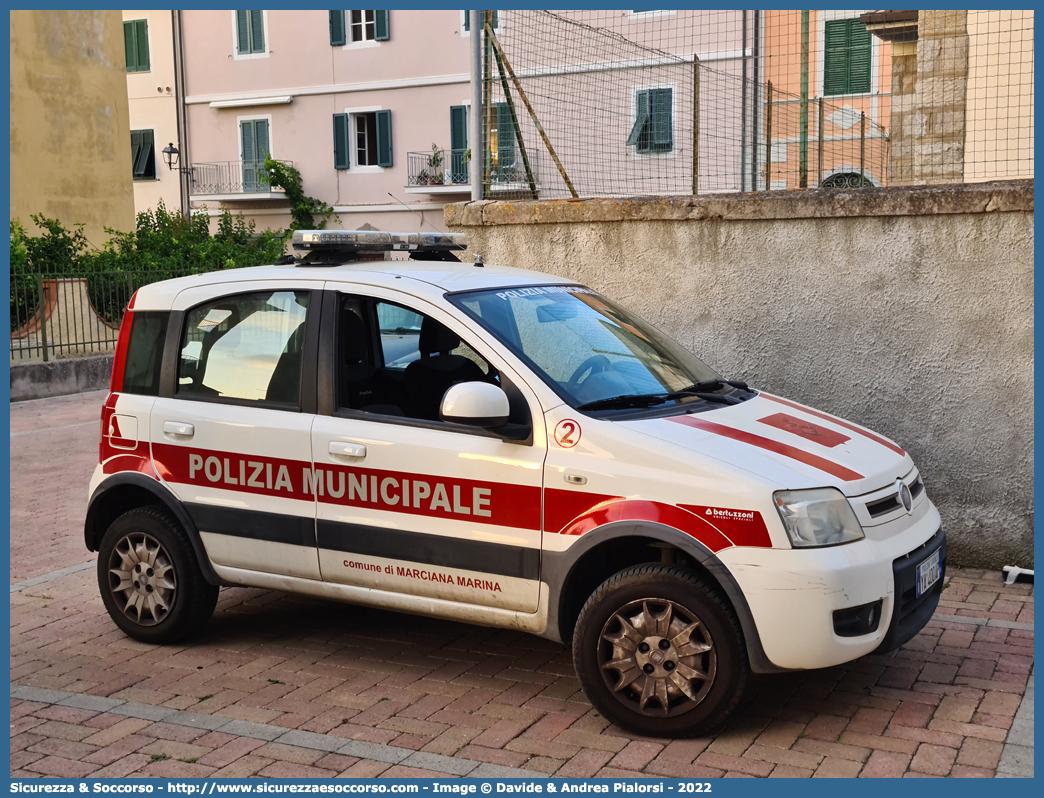 Polizia Locale YA400AP
Polizia Municipale
Comune di Marciana Marina
Fiat Nuova Panda 4x4 I serie
Allestitore Bertazzoni S.r.l.
(variante)
Parole chiave: Polizia;Locale;Municipale;Marciana Marina;Fiat;Nuova Panda;4x4;4 x 4;Bertazzoni;YA400AP;YA 400 AP